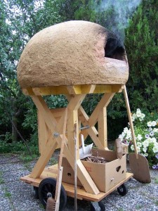 Laboratorio di costruzione del forno ecologico in terra cruda